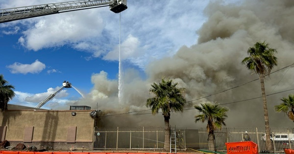 Phoenix strip mall fire sends plume of smoke into sky | FOX 10 Phoenix