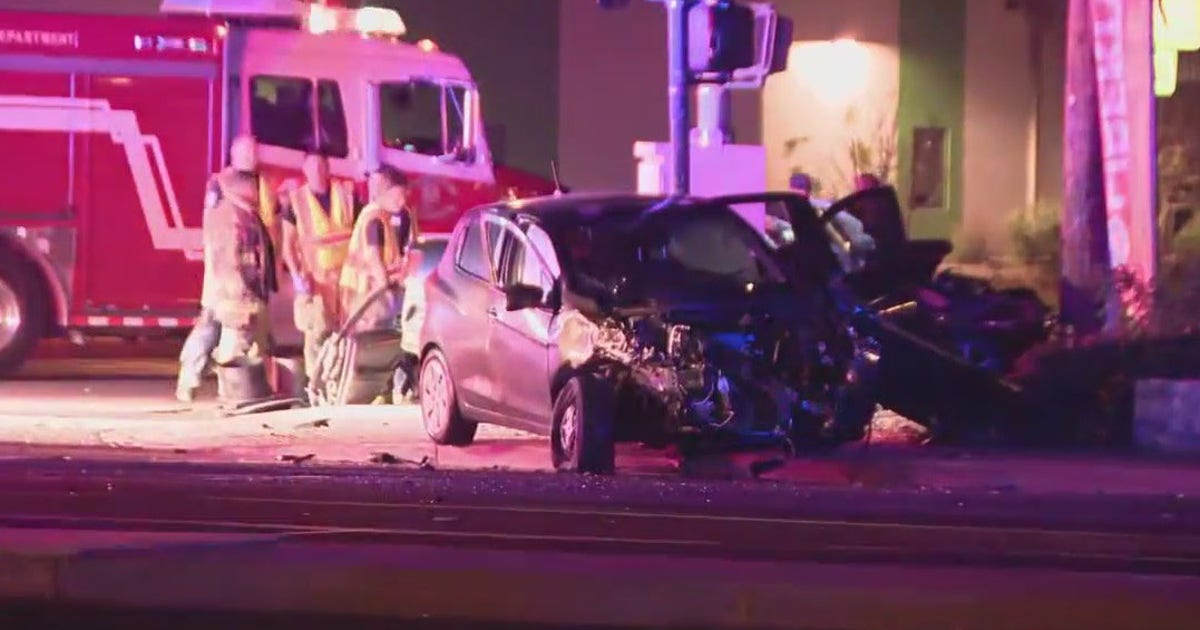 Car crash in west Phoenix leaves 1 dead, 1 injured | FOX 10 Phoenix