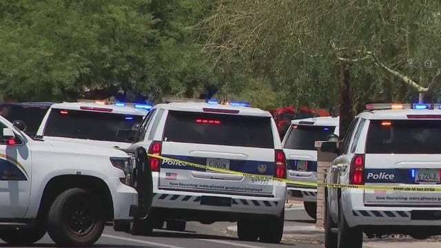 2 hurt after shooting at Phoenix intersection, police say