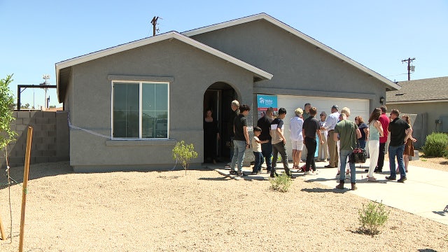 Kurt and Brenda Warner's First Things First program awards house to mother of 4