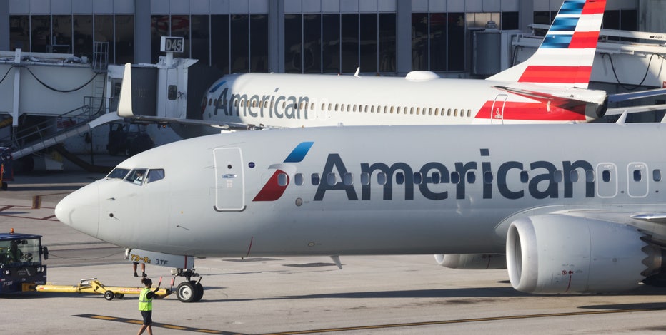 8 black men removed from American Airlines flight for body odor, lawsuit claims