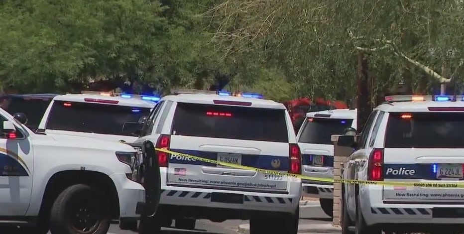 2 hurt after shooting at Phoenix intersection, police say