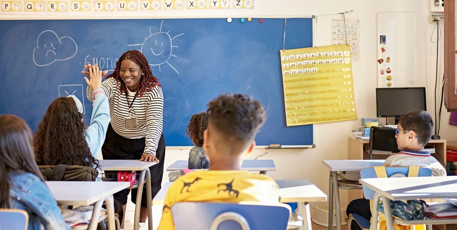Maps of school teacher salary averages for 2024