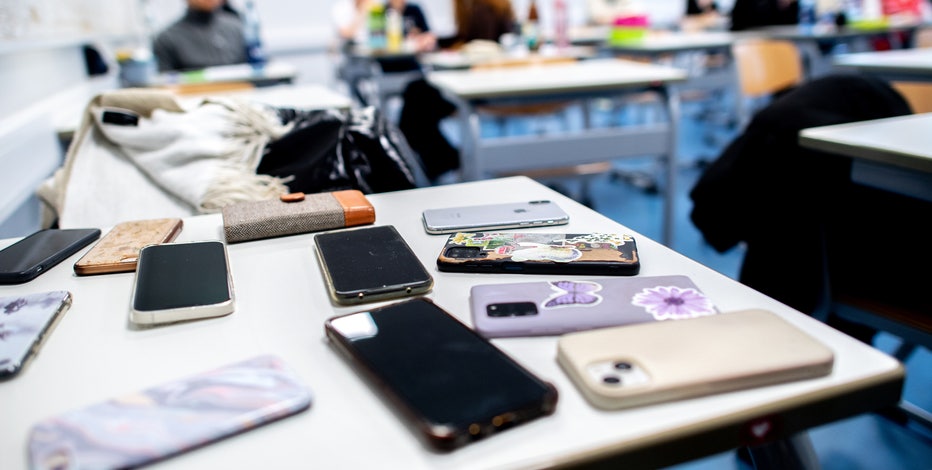 Arizona school district goes a step further to keep students off phones