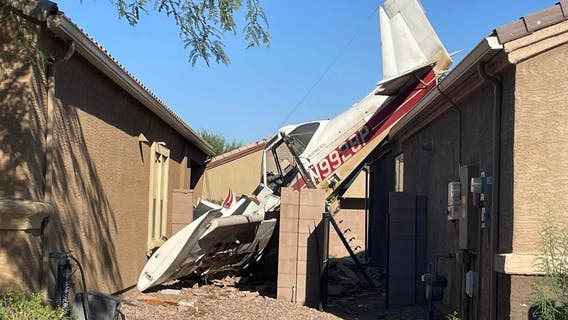 Small plane crashes between two houses in Marana