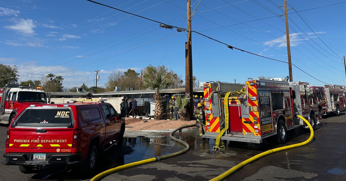1 dead, 11 displaced in Phoenix apartment fire | FOX 10 Phoenix