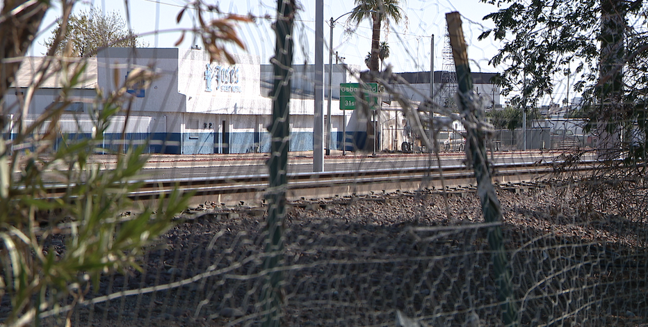 Man struck and killed by passing train in Phoenix, PD says