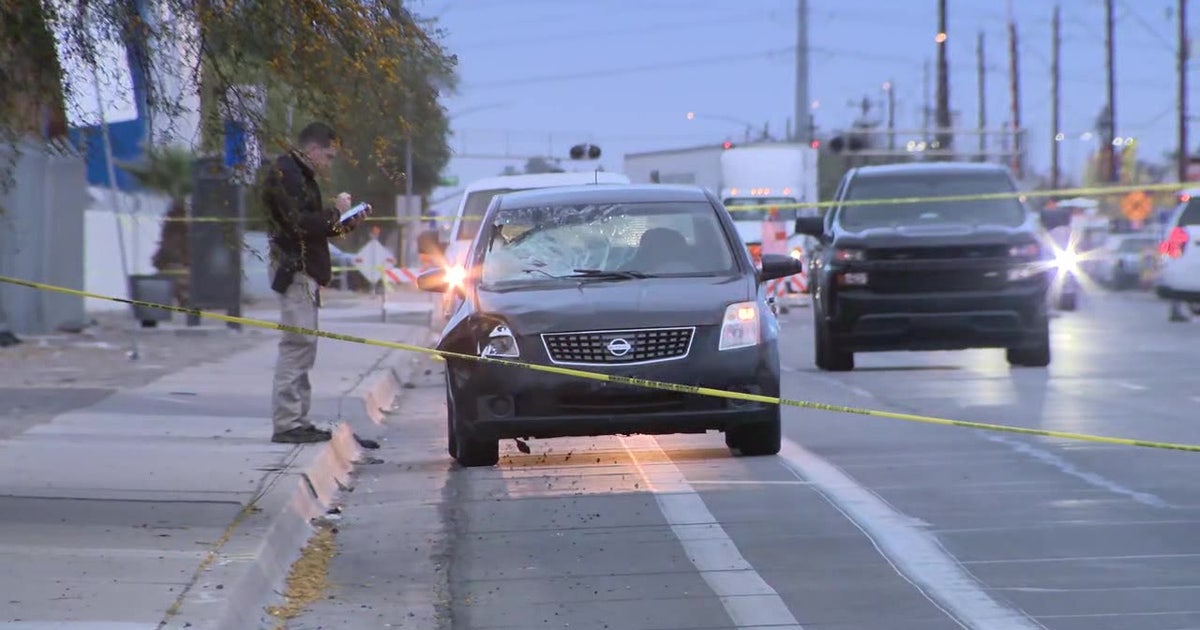 Deadly pedestrian crash under investigation in Phoenix: PD | FOX 10 Phoenix