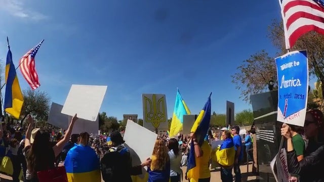 Hundreds show up for 'March Fourth Against Monarchy' protest in Phoenix