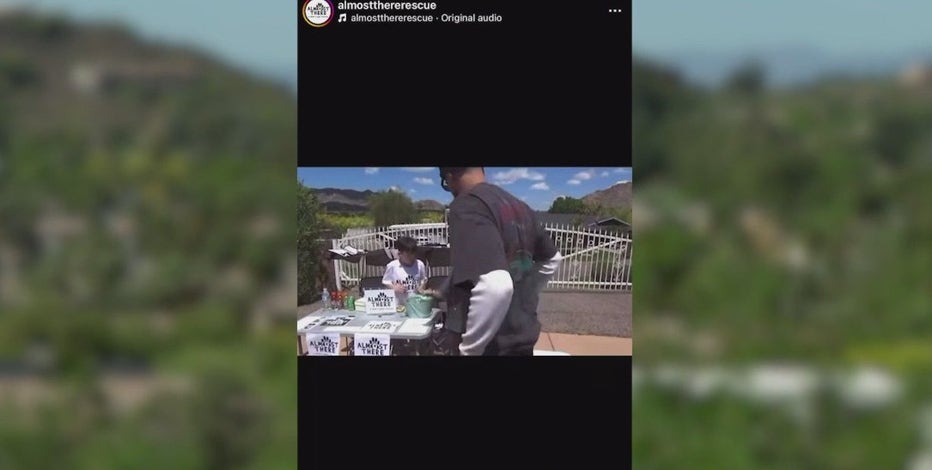 Devin Booker stops by fundraising stand, makes big donation to dog rescue