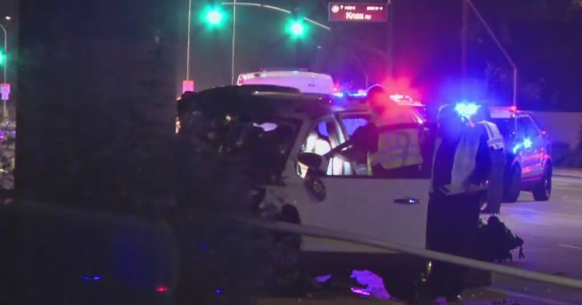 Chandler driver dies after crashing into a pole, PD says | FOX 10 Phoenix