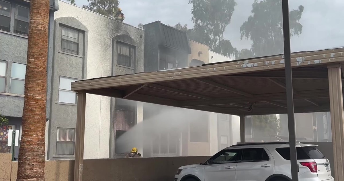 Fire at Phoenix apartment complex displaces 13 people | FOX 10 Phoenix