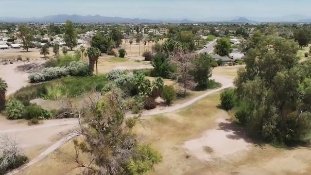 'Brown, smelly, sad': Shuttered Tempe golf course causes problems for neighbors