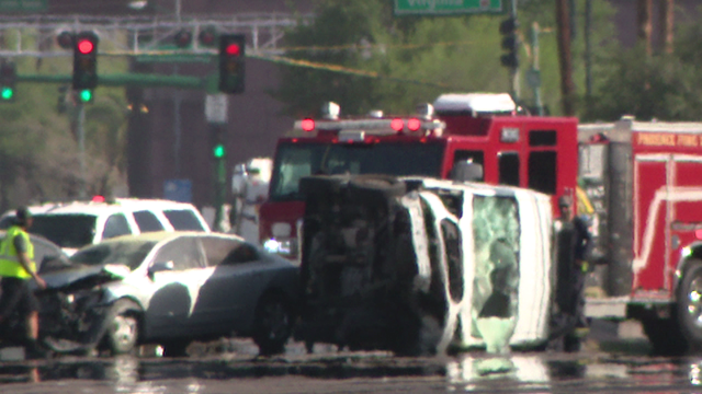 Three people hurt in Phoenix rollover crash, PD says