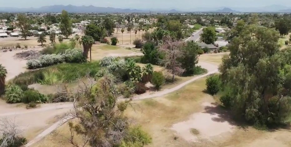 'Brown, smelly, sad': Shuttered Tempe golf course causes problems for neighbors