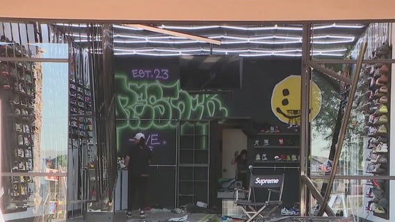 Suspect driving stolen car crashes into west Phoenix shoe store during burglary: PD