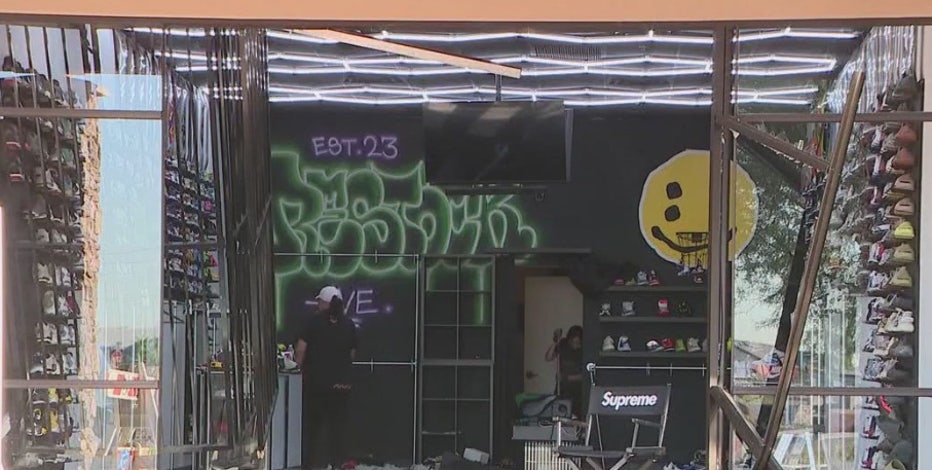 Stolen car crashes into west Phoenix shoe store during burglary: PD