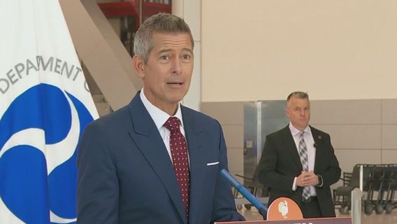 Amid record holiday travel, U.S. official urges flyers to dress better