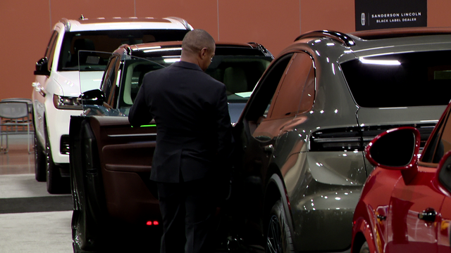Phoenix auto show draws crowds on Thanksgiving Day
