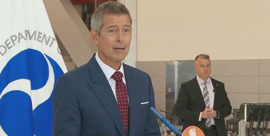 Amid record holiday travel, U.S. official urges flyers to dress better