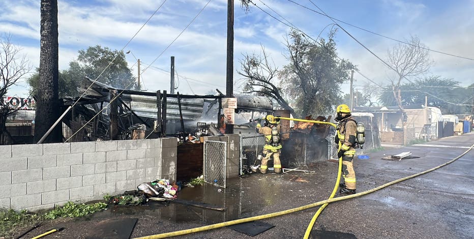 10-year-old girl rescued from Phoenix mobile home fire on Thanksgiving