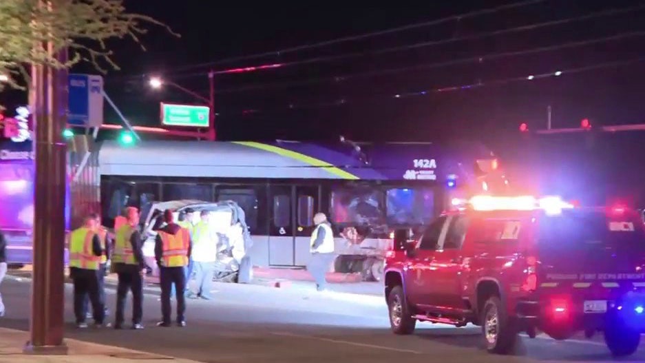Crash at Phoenix intersection disrupts light rail service