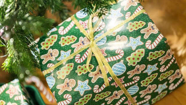 Last-minute Christmas scramble: Arizonans rush to post offices and malls