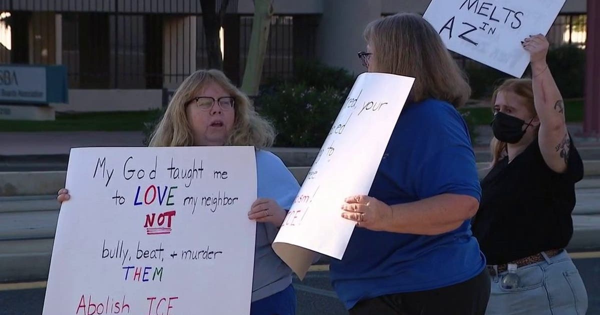 Arizona faith leaders hold vigil at Phoenix ICE office in solidarity ...