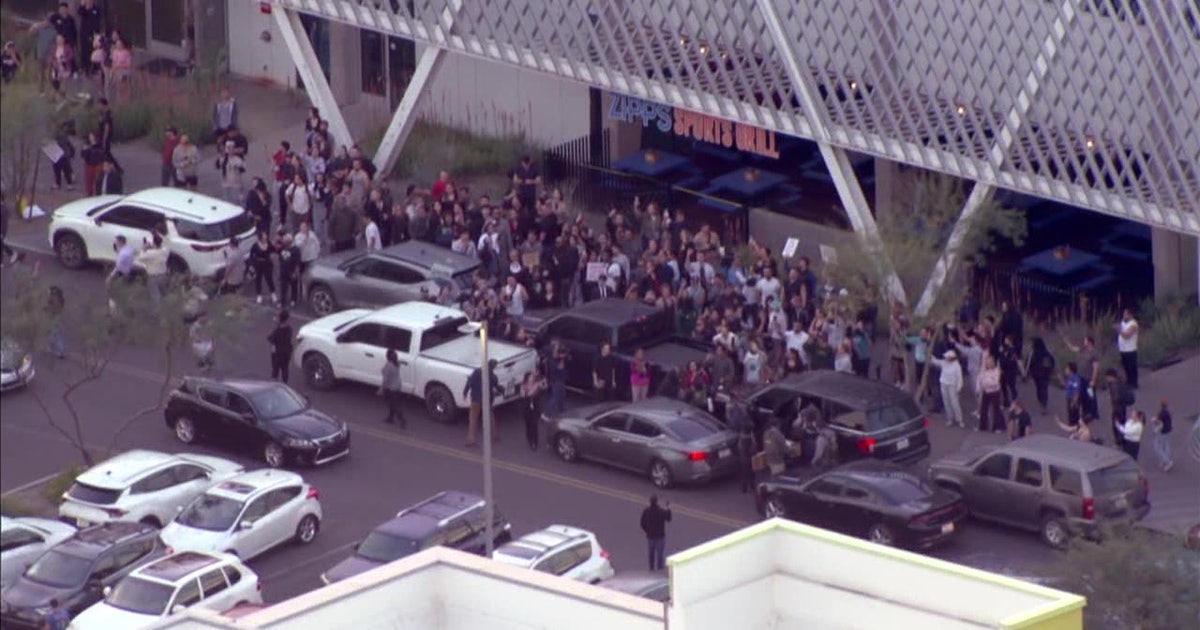 Federal agents with Homeland Security Investigations and several partner agencies served 15 search warrants at Zipps Sports Grill locations across the Phoenix area Monday as part of a months-long criminal investigation.