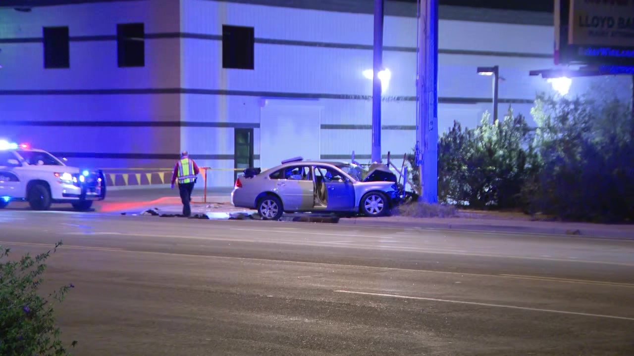 1 dead following overnight crash at Phoenix intersection: PD