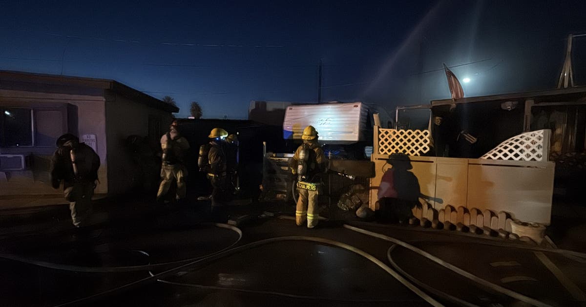 Phoenix mobile home fire leaves woman dead