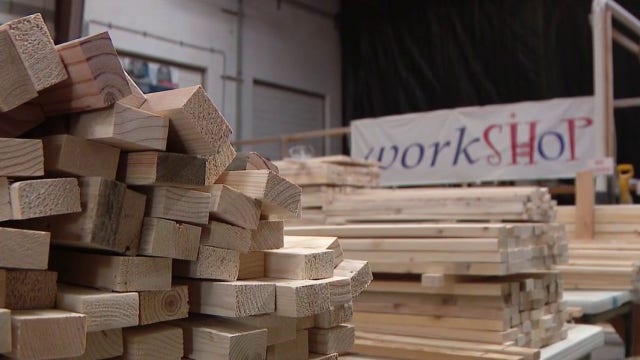 Arizona nonprofit volunteers build and deliver beds for children in need