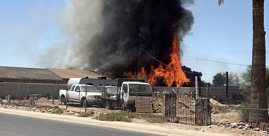 Fire tears through south Phoenix mobile homes, displacing 7 people