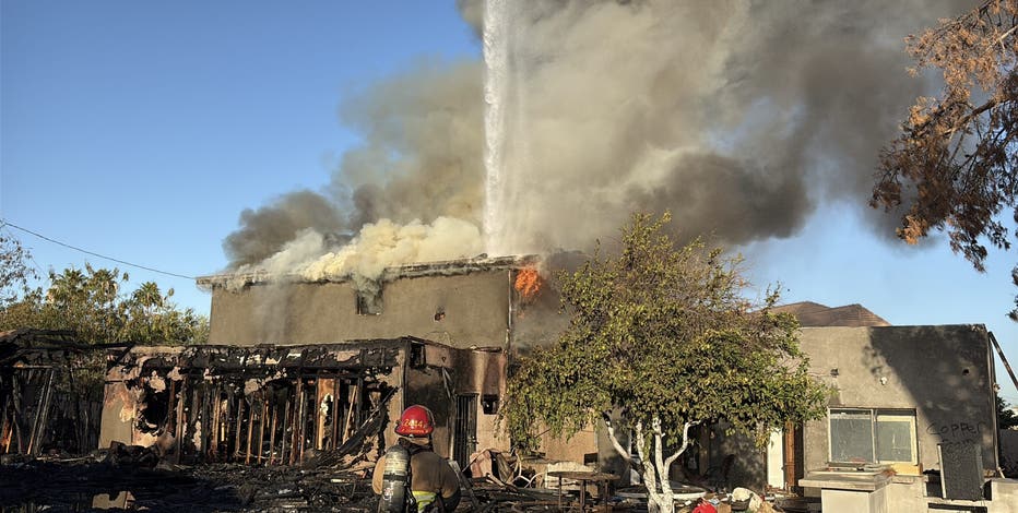 Massive fire burns vacant buildings in north Phoenix