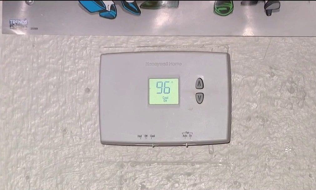 Mesa apartment tenants left without air conditioning