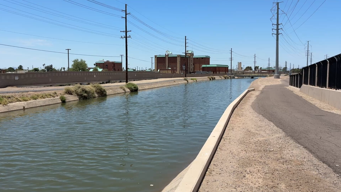 Bystanders pull unconscious man from Phoenix canal in midnight rescue