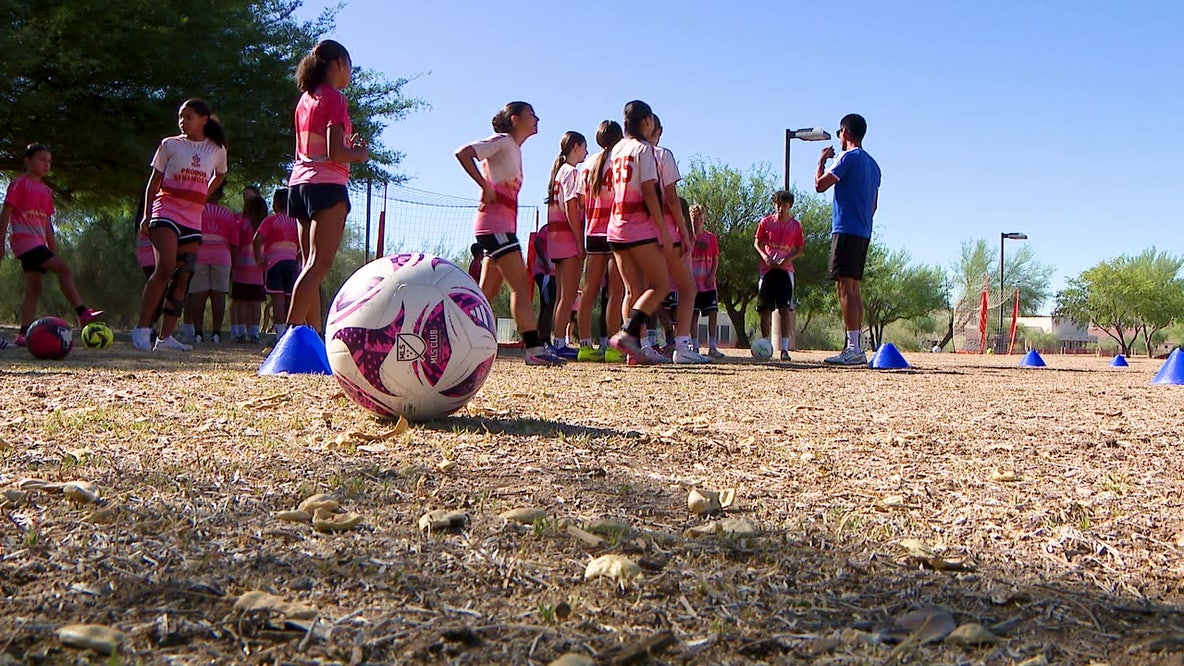 Former pro soccer player hosts Phoenix youth camp