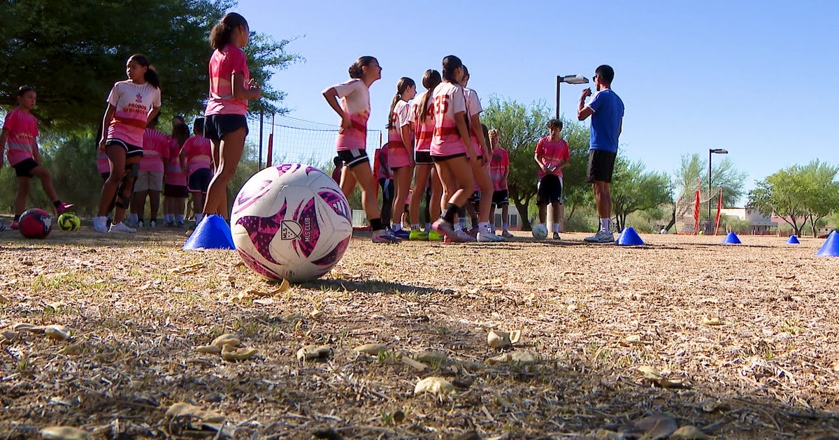 Former pro soccer player hosts Phoenix youth camp