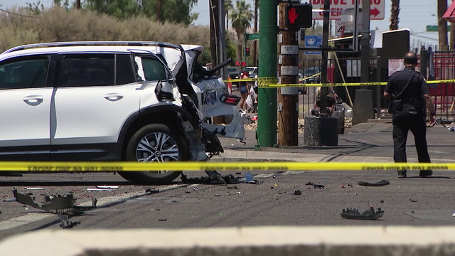 Witnesses say red light runner caused deadly 7-car crash in Phoenix