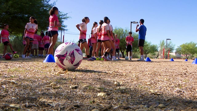 Former pro soccer player hosts Phoenix youth camp