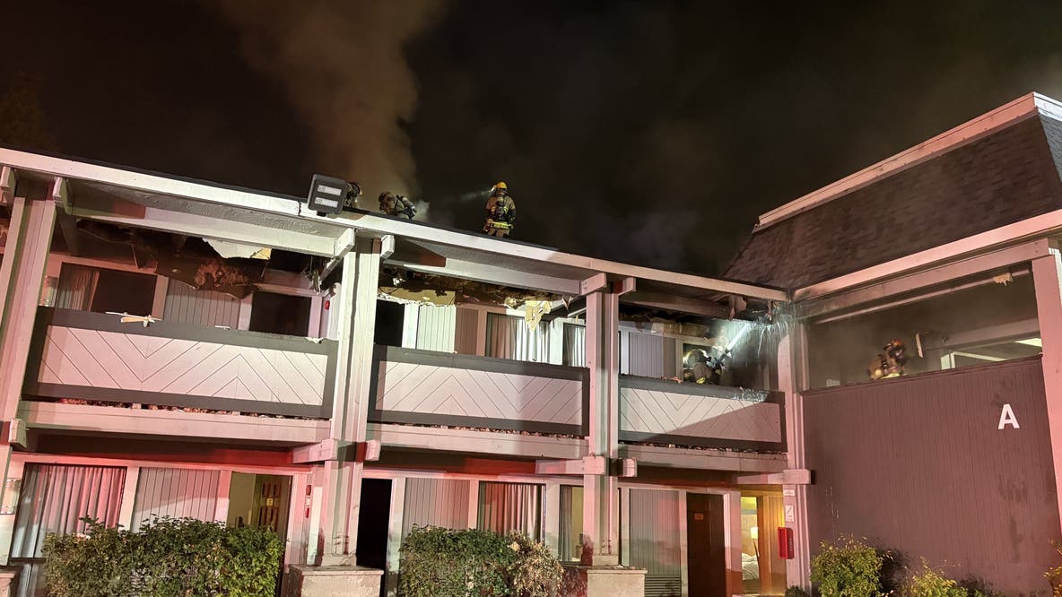 Fast-moving blazes forces 30 to evacuate from Phoenix hotel