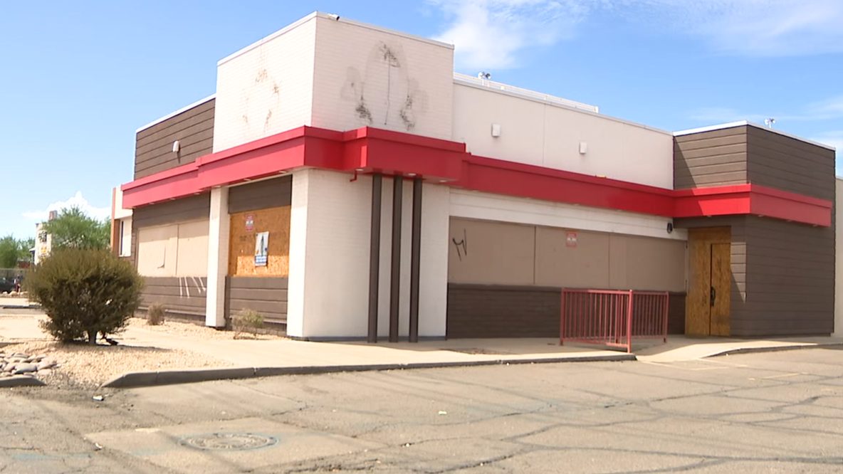 Police hunt for killer after 29-year-old stabbed in midnight slaying outside boarded-up Phoenix Arby's