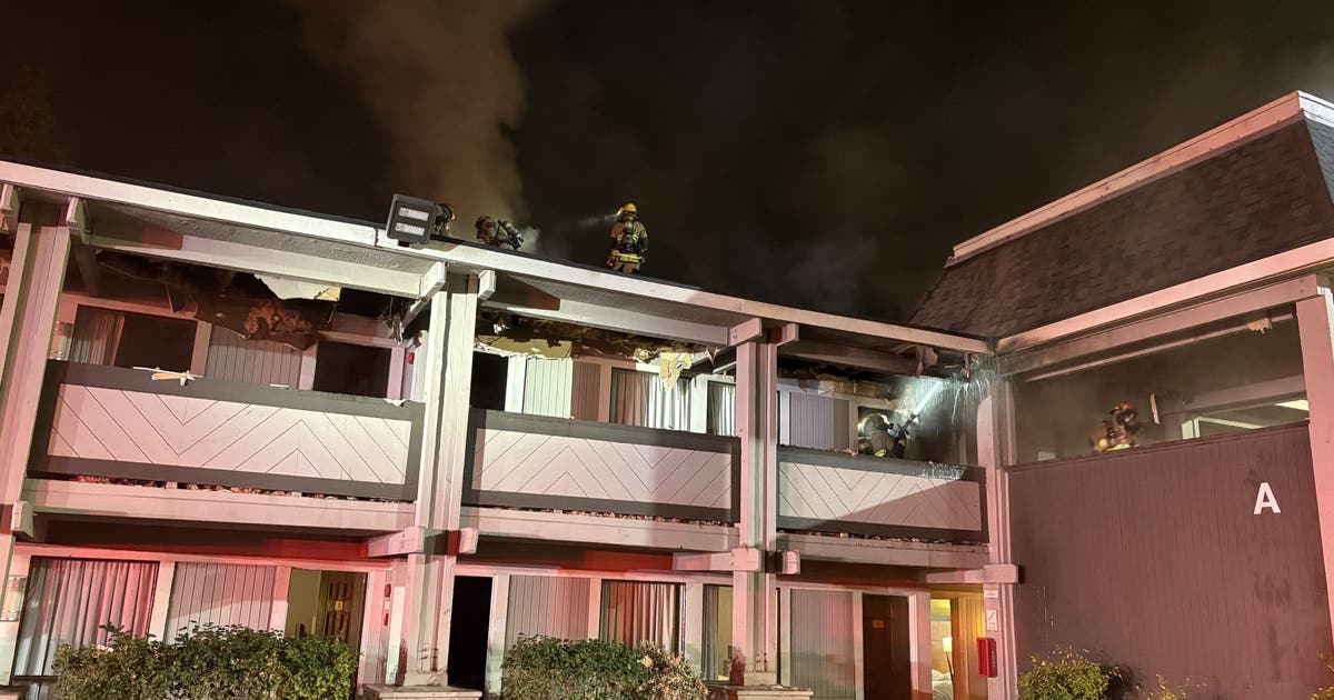 Fast-moving blazes forces 30 to evacuate from Phoenix hotel