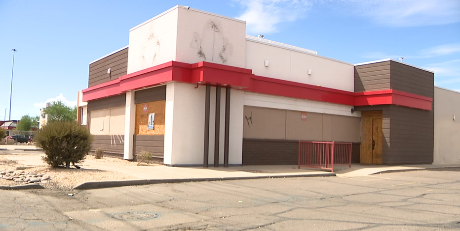 Police hunt for killer after 29-year-old stabbed in midnight slaying outside boarded-up Phoenix Arby's