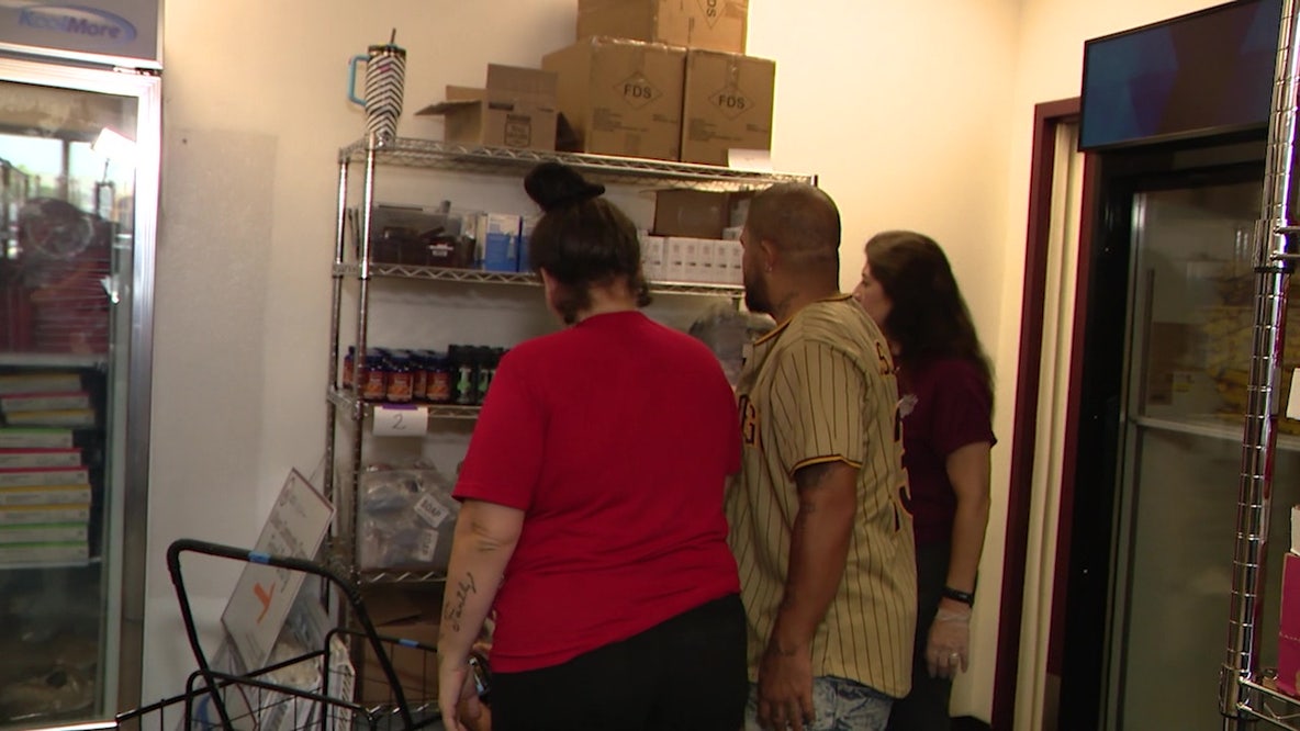 Phoenix school district opens free food pantry