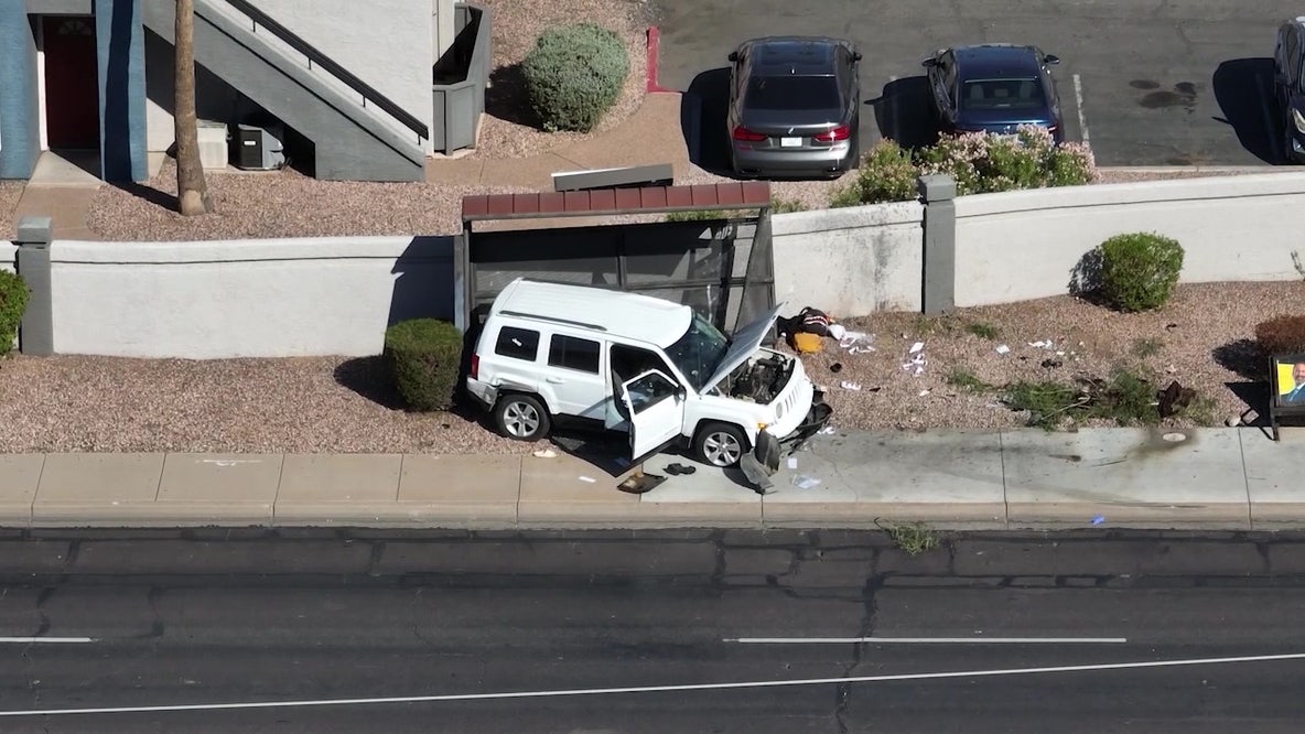 Phoenix mother loses leg after Jeep crashes into bus stop