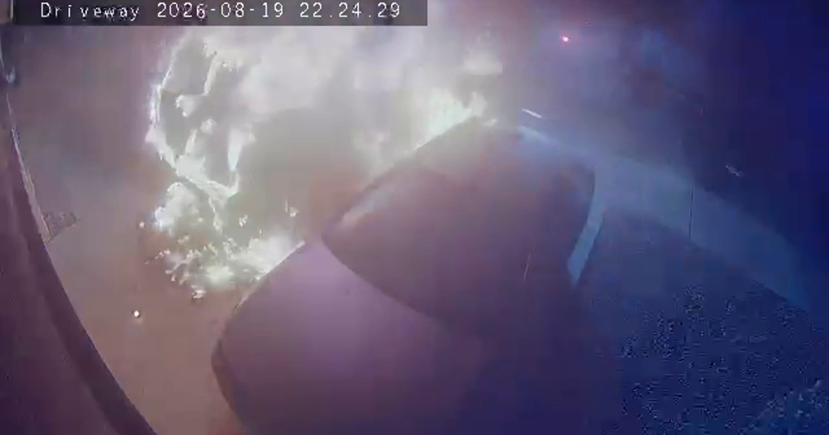 Buckeye Police search for suspects in driveway arson caught on camera