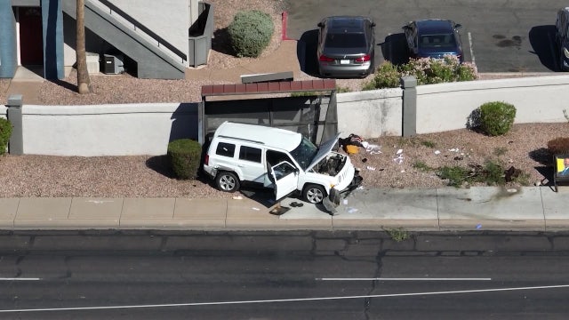 Phoenix mother loses leg after Jeep crashes into bus stop