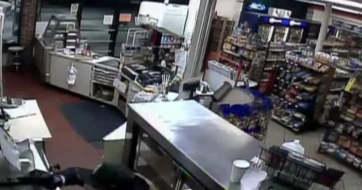 WATCH: Florida gas station clerk disarms robbery suspect | FOX 13 Tampa Bay