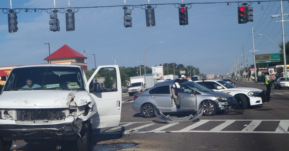 Man dies in crash after driver runs red light | FOX 13 Tampa Bay